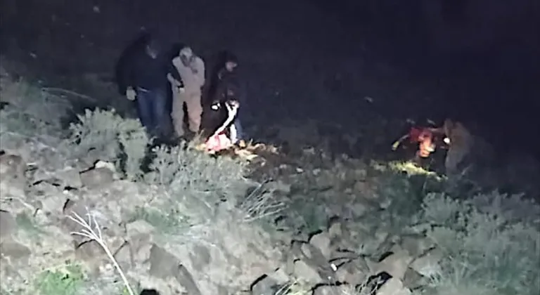 Bingöl'de kayalıklarda mahsur kalan 4 kişi kurtarıldı