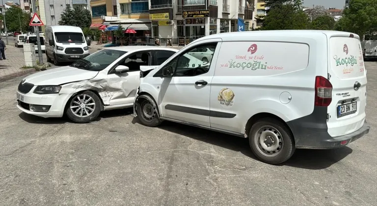 Elazığ'da hafif ticari araç ile otomobilin çarpıştığı kazada, 2 kişi yaralandı