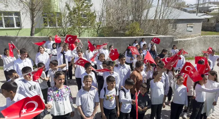 Van'da öğrenci ve öğretmenler Türk bayraklarıyla kortej yürüyüşü yaptı